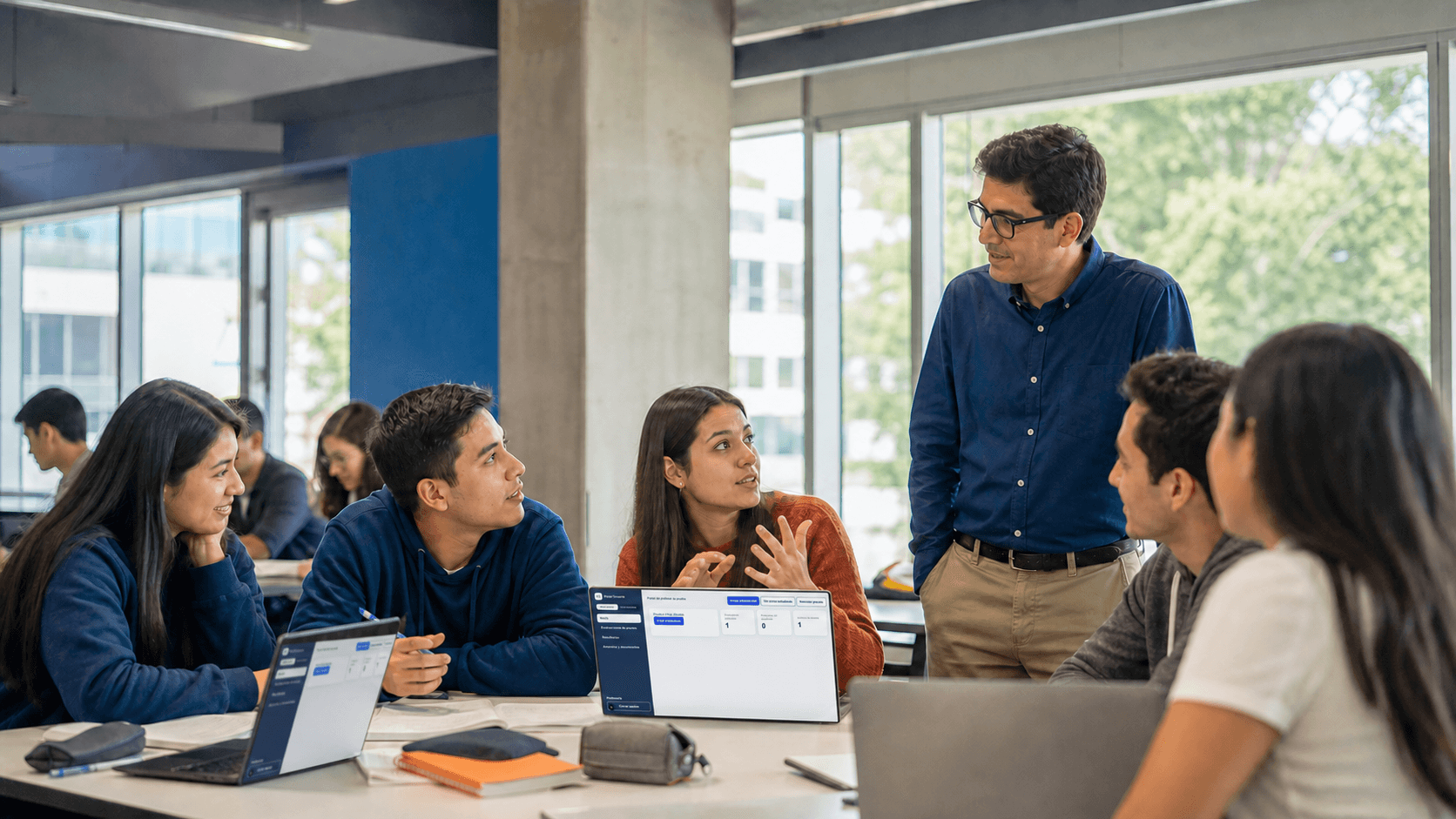 Profesor y estudiantes usando Profe Nexo